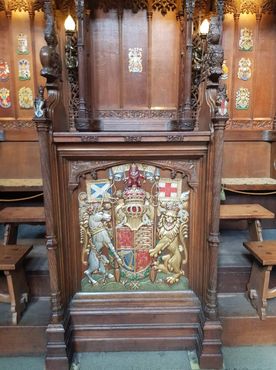 Вся деревянная отделка в часовне ордена Чертополоха была изготовлена из дуба братьями Уильямом и Александром Клоу
