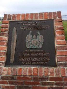 Мемориальная доска в честь гавайских принцев, которые познакомили Калифорнию с сёрфингом