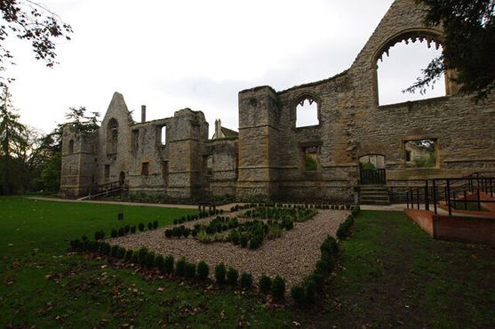 Внешние стены разрушенной части дворца и сенсорный сад