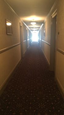 Длинный коридор, в конце которого сияние