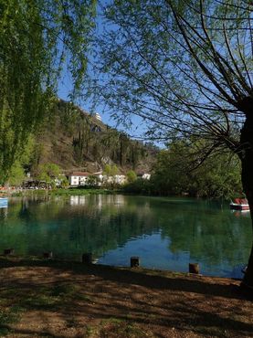 Озеро Поста-Фибрено и небольшая деревня