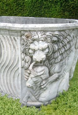 Скульптура льва на саркофаге в саду