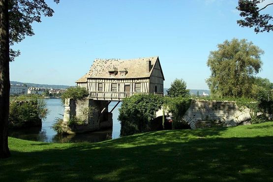 Мельничный домик и руины моста