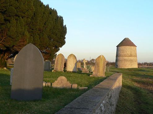 Вид на голубятню с соседнего кладбища