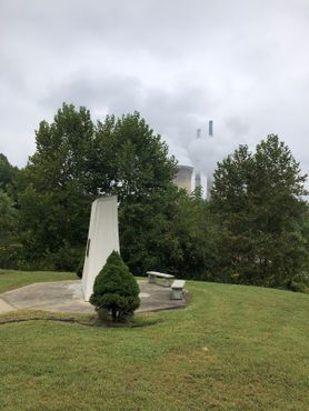 Мемориал расположен рядом со электростанцией