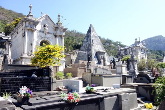 Склепы более известных людей, похороненных на кладбище