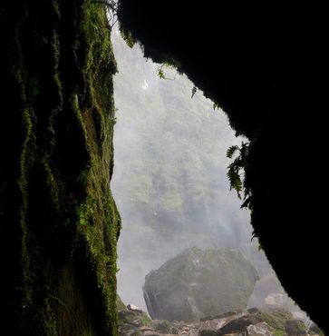 Небольшая пещера у подножия водопада