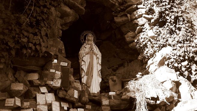 Статуя Девы Марии Лурдской в гроте