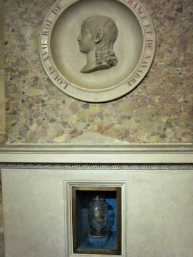 Кенотаф Людовика XVII и его сердце внизу в хрустальном сосуде