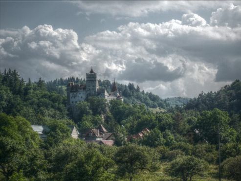 Замок Бран в облаках, вид из деревни Бран