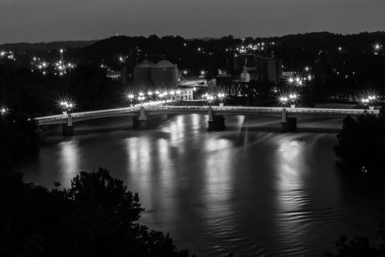 Y-образный мост ночью