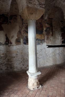 Перевёрнутая колонна в Каттолика-ди-Стило