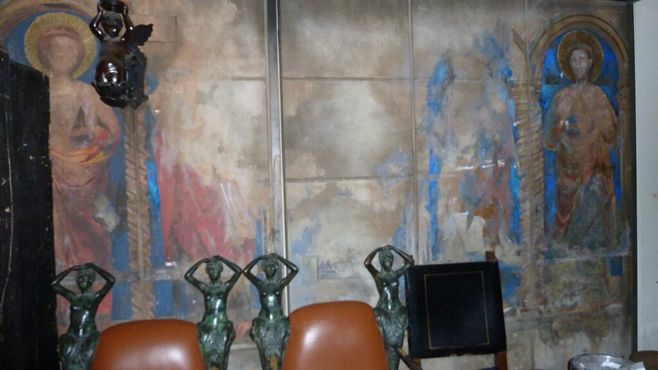 Имитация полуразрушенных фресок на стенах Христианского кафе