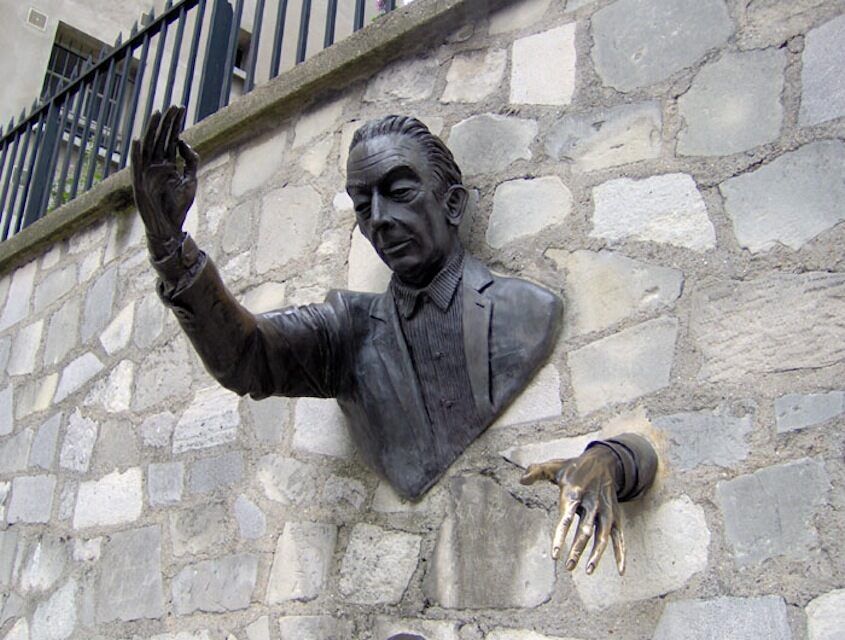 Человек, проходящий сквозь стены: где находится и что посмотреть рядом