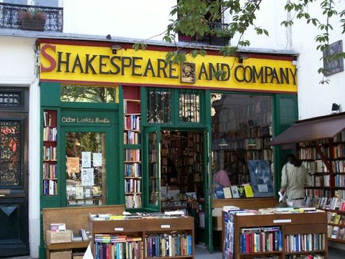 Книжный магазин «Шекспир и компания» расположен на Рю де ла Бюшери, в 5 округе