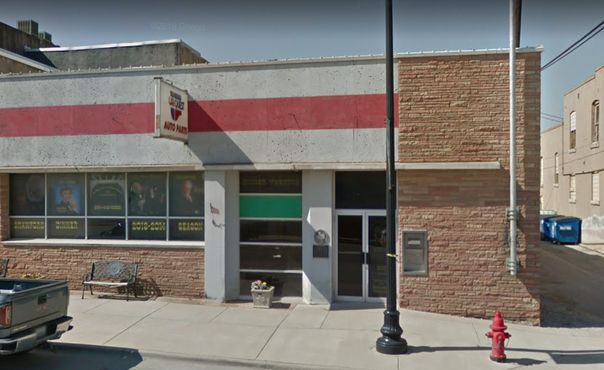 Вид с улицы на памятную доску на месте, где раньше располагался банк