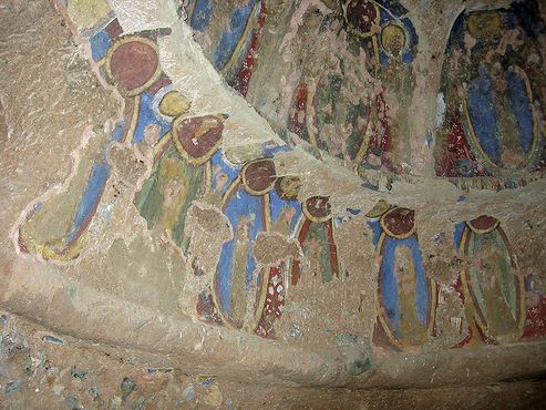 Роспись в пещерной монашеской келье, изуродованной талибами