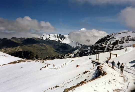 Лыжники наслаждаются заснеженными склонами Чакалтая в 1984 году