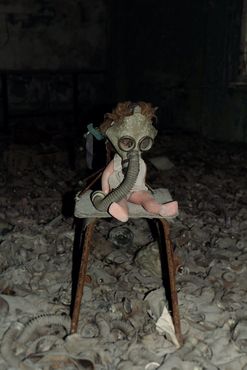 Кукла в противогазе, поставленная посетителем Припяти