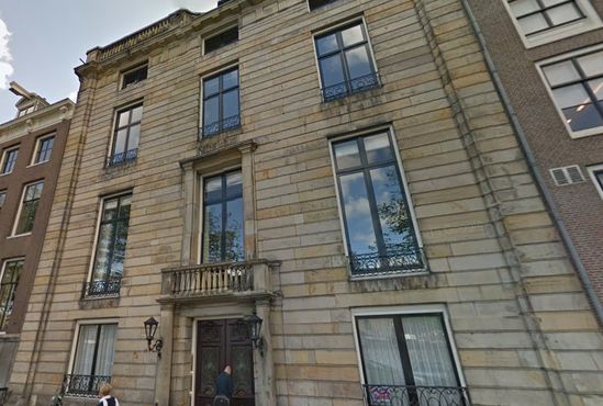 Дом с пятнами крови