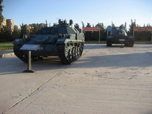 На территории музея выставлены настоящие танки, фотография пользователя LeahC, ресурс Atlas Obscura