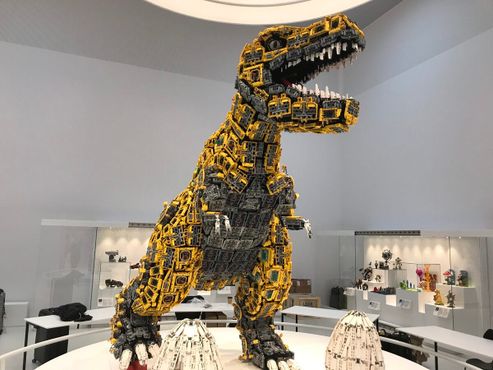 Динозавр из LEGO
