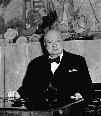 Уинстон Черчилль в каюте лайнера "Куин Мэри"