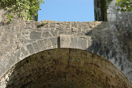 Массивные каменные арки поддерживают высокие обелиски