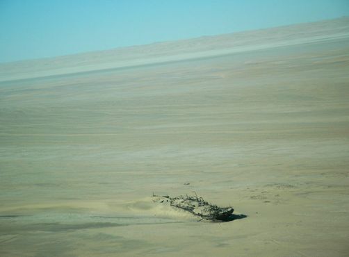 Корабль, погребённый под песком на Берегу Скелетов