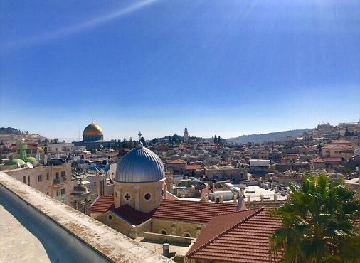 Вид на Старый город Иерусалима с крыши. Слева находится Купол Скалы, а чуть ниже — Стена Плача. Слева — Масличная гора