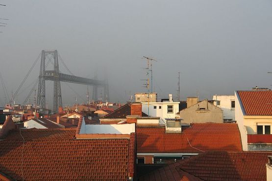 Мост, поднимающийся из пелены тумана