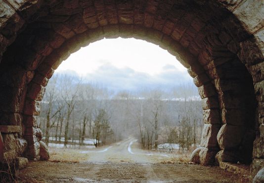 Из арки открывается живописный вид на горы вдалеке