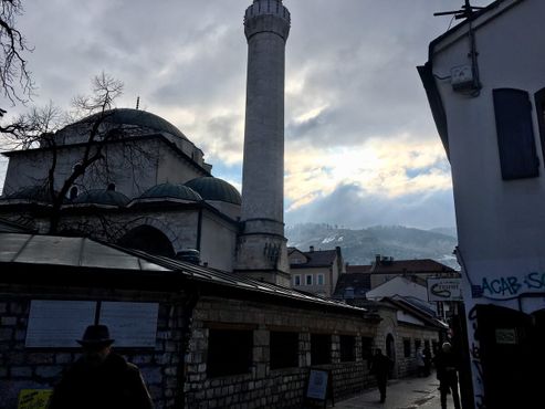 Вид на мечеть с аллеи