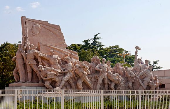 Скульптура воинов НОАК перед входом в мавзолей Мао Цзэдуна
