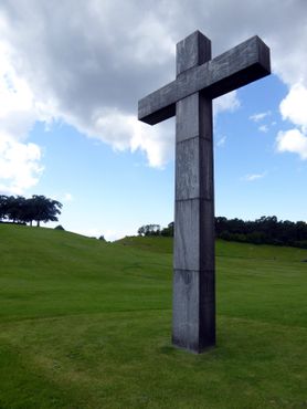 Фотография креста, сделанная с того же ракурса, что и фотографии, использованные в оформлении альбома "Left Hand Path"