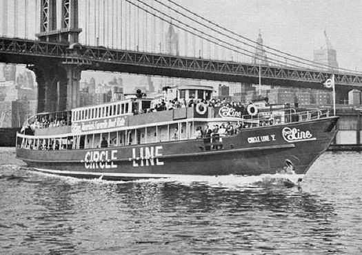 «Серкл Лайн Файв» следует в Нью-Йорк. Обратите внимание на схему окраски судна