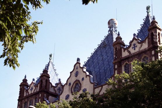 Крыша, изготовленная из материалов венгерской фирмы «Zsolnay», со статуей наверху 