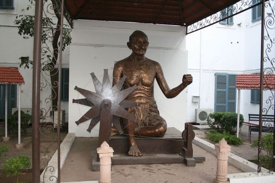 Статуя Ганди в Ганди Смрити