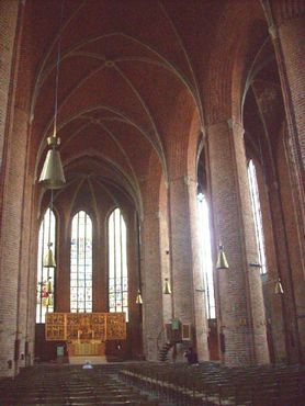 Интерьер классической немецкой кирпичной готической церкви