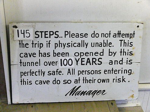 Табличка у входа в пещеру в магазине "Санни Джим"