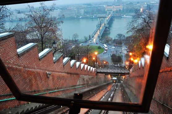 Вид из вагона на Дунай и Цепной мост