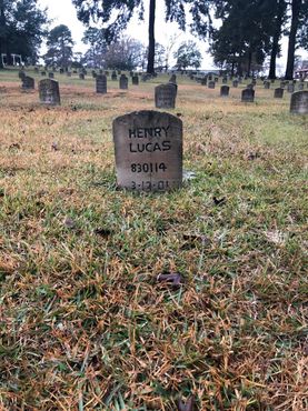 Надгробие серийного убийцы Генри Ли Лукаса