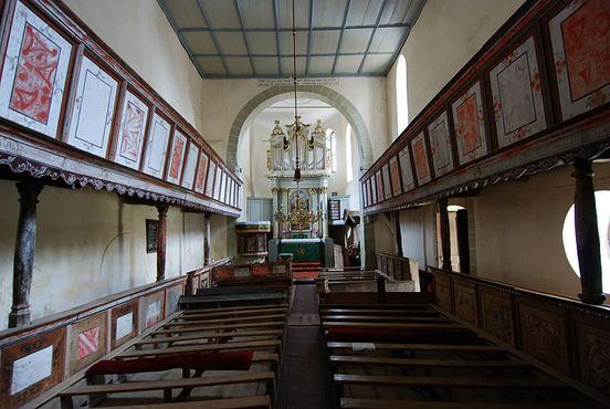 Церковь и деревянные галереи