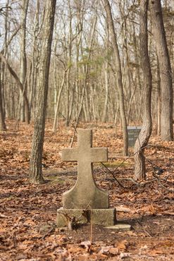 Безымянная могила с крестом