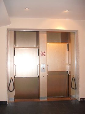 Лифт-патерностер в отеле «Флемингс»