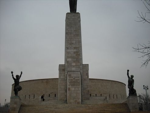 Статуи прогресса и борьбы со злом у основания памятника
