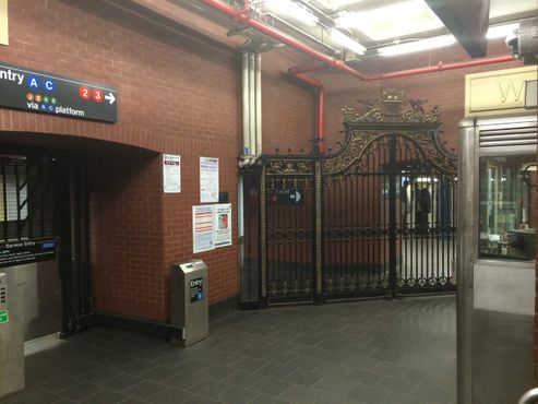 Кованые ворота ресторана Marine Grill на станции метро "Фултон-стрит" 