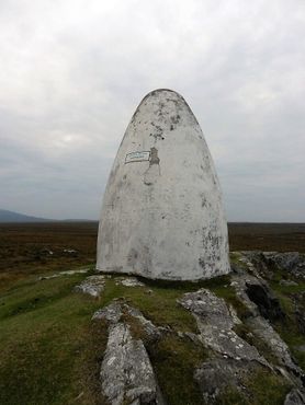 Каменный знак посадки Алкока и Брауна, а также место первых трансатлантических трансляций Маркони