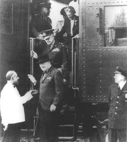 Черчилль и Эйзенхауэр выходят из вагона, 1946 г.