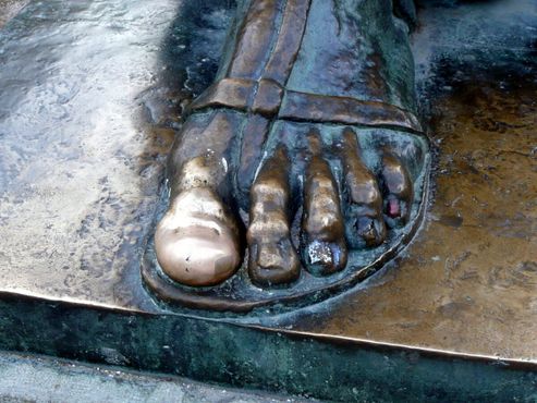 Блестящие ногти статуи Гргура Нинского